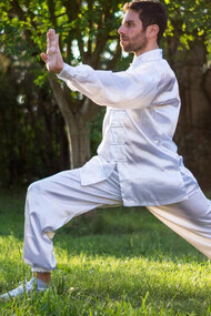 Qi Gong. Le terme Chi (Qi) signifie air, prana, énergie, ou encore respiration, le mot Kung (Gong) renvoie au travail, à la maîtrise, au temps et à la notion d’accomplissement