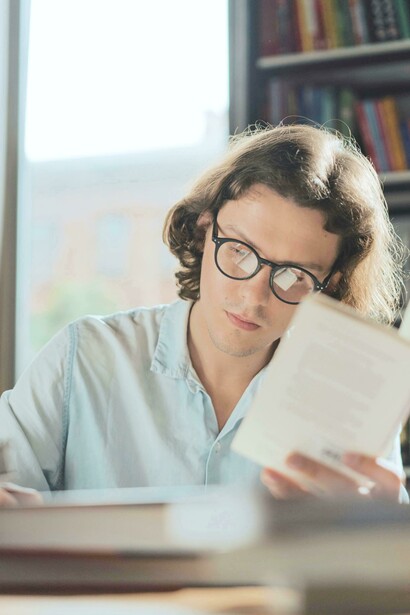 Jovem estuda em biblioteca