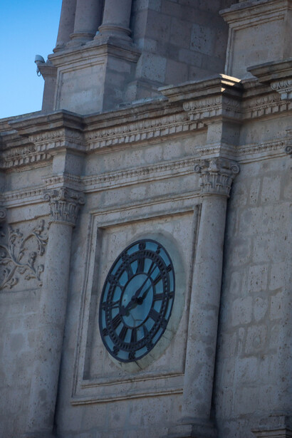 Aunque no existen pruebas definitivas sobre quién disparó, la historia del disparo y del número mal escrito sigue despertando curiosidad, debates y afecto por este antiguo reloj que da vida al alma de la catedral. Fotografía de Christiam Ojeda Valenzuela