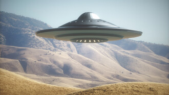 Modelo de una nave alienígena sobrevolando el desierto