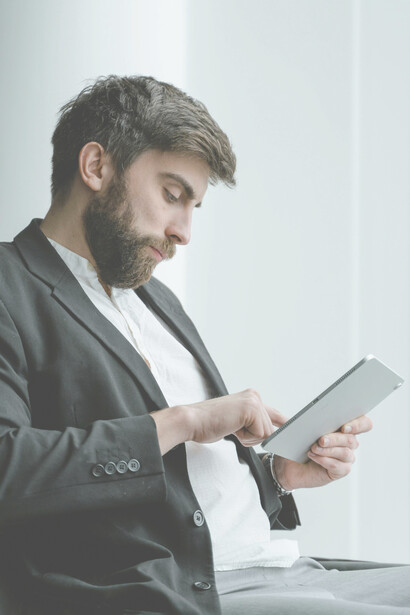Un hombre usando su tablet para buscar información en internet. Esta herramienta nos permite acceder democrática y fácilmente a contenido global