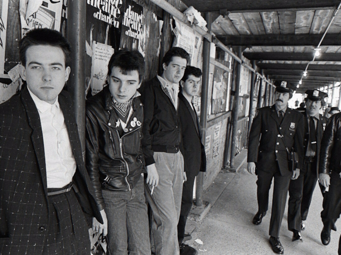 Allan Tannenbaum, The Cure gets caught on Columbus Ave., New York City, 1980. Courtesy of Madelyn Jordon Fine Art
