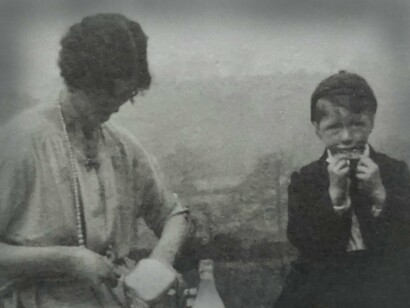 Mulher com seu filho em foto antiga. “Está tudo aqui”, disse ele. “Só está escondido. Você tentou esquecer algo que não queria lembrar?”