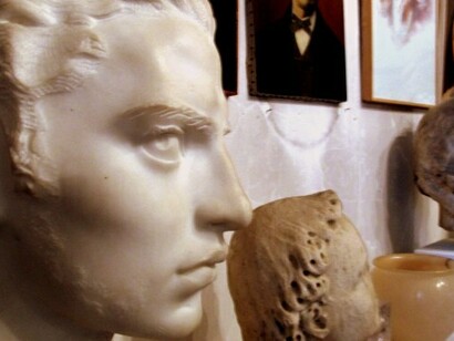 Profilo di una testa in marmo di Bruno Innocenti (1906-1986) parte della Collezione di Carlo Del Bravo