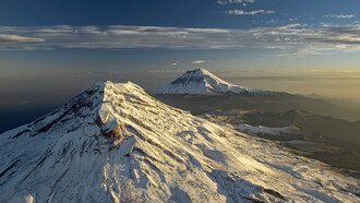 Vista aérea del los volcanes Popocatépetl e Iztaccíhuatl 