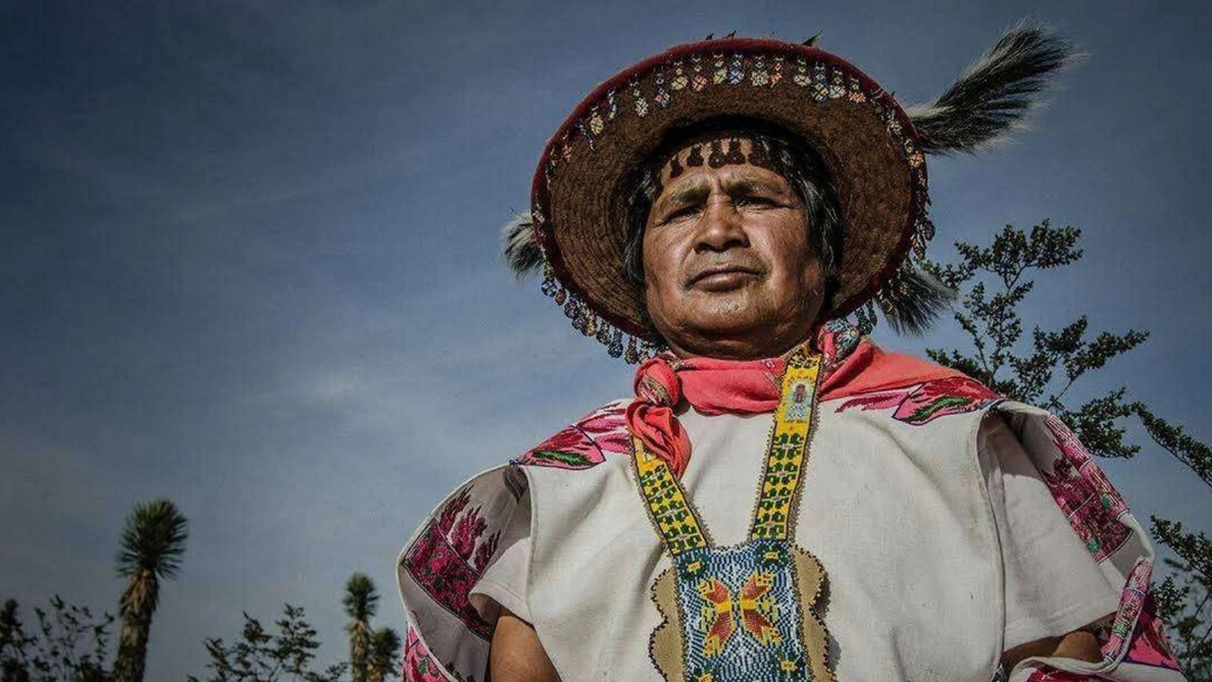 Chamán mexicano con traje autóctono