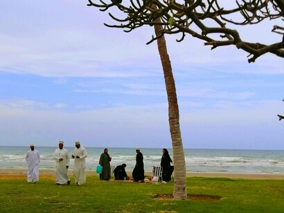 Abitanti locali sul lungomare di Muscat, Sultanato dell'Oman