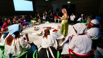 Laura Marchetti con i suoi studenti