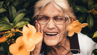 Mujer mayor sonriendo: el proceso de envejecimiento se puede disminuir con cambios en el estilo de vida