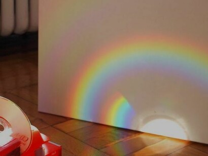 As cores do arco-íris são resultantes da separação e refração de vários comprimentos de onda da luz em diferentes ângulos