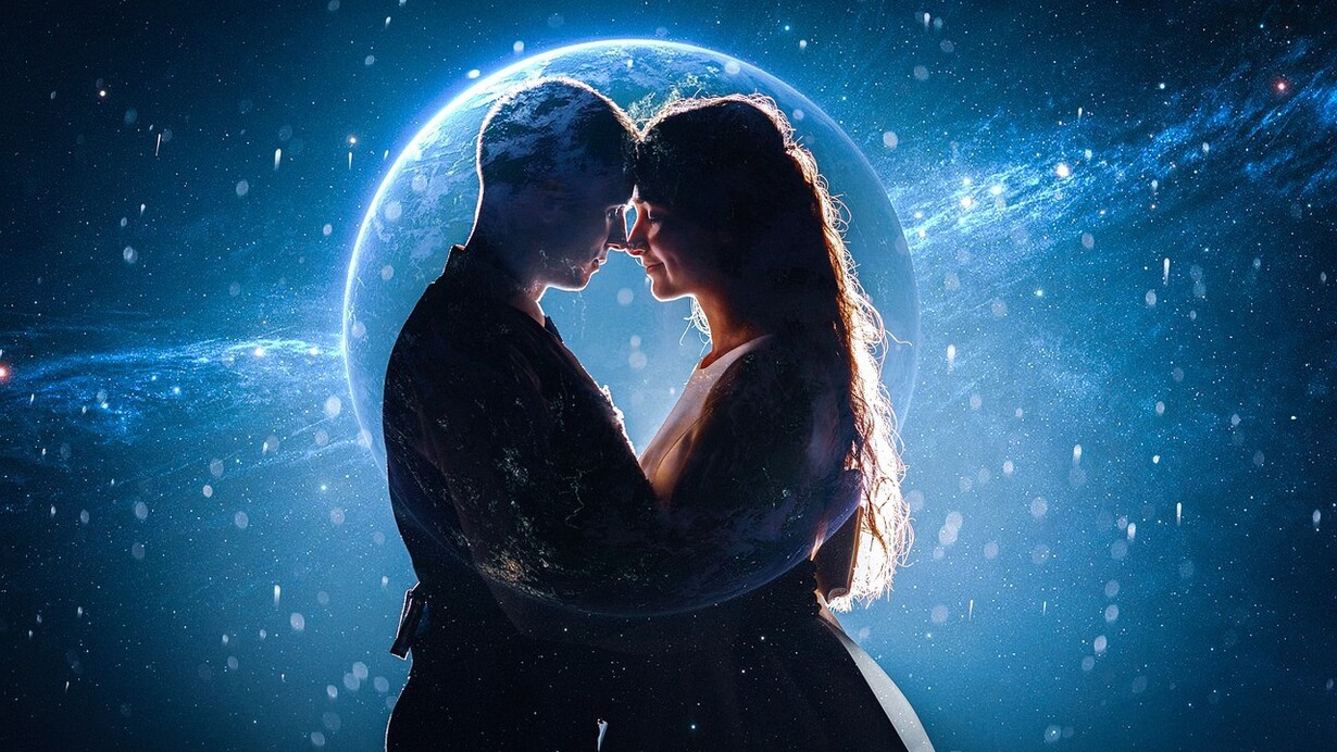 Amore. Una coppia si unisce in un abbraccio d'amore