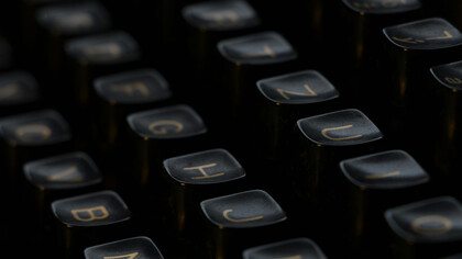 A intertextualidade ocorre quando um texto incorpora outro para afirmar ou contestar ideias enquanto a interdiscursividade relaciona-se ao discurso e ao contexto sócio-histórico que o envolve. Explore esses conceitos e sua aplicação em textos acadêmicos e literários