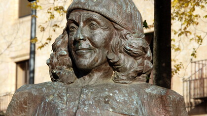 Carmen Martín Gaite. Detalle del Monumento a Carmen Martín Gaite, obra en bronce y granite gris de la escultora española Narcisa Vicente Rodríguez. La escultura, de 280 cm de altura, fue inaugurada en la plaza de los Bandos de Salamanca el 8 de diciembre de 2000, meses después de la muerte de la escritora