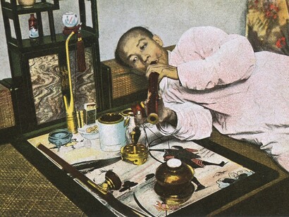 Ein Opiumraucher und seine Ausrüstung: zwei Opiumpfeifen und eine Wasserpfeife, um 1910.
