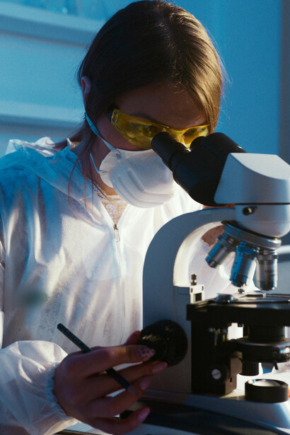Descubra como a ia está personalizando tratamentos médicos com base em dados genéticos e biomarcadores para uma abordagem mais eficaz