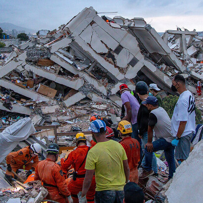 Rescatistas realizan tareas de búsqueda tras los terremotos en La Guaira, Venezuela, junio de 2026