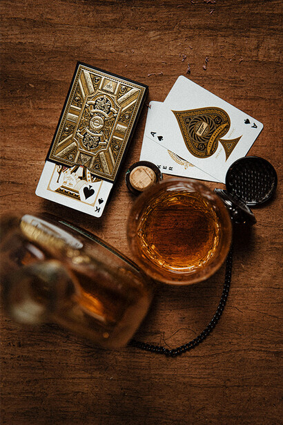 Itens do filme 007.Através dele, a indústria cultural dialogou com a erudição académica e o mistério antigo com o policial moderno