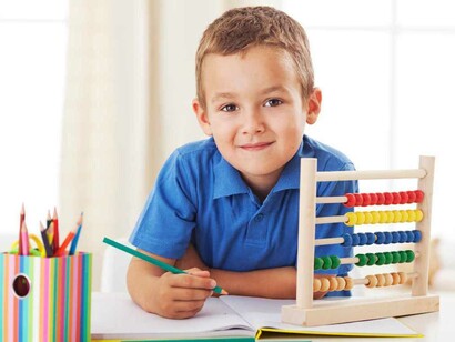 Un niño intentando concentrarse para estudiar