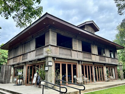 Classic Filipino architecture of Buglas Islas Café, Dumaguete © Alma Reyes