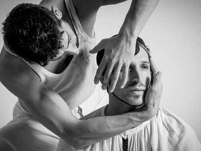 Simone Repele e Sasha Riva in Pulcinella, sulle note della Suite Italienne di Stravinsky
