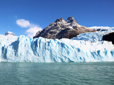 Fernando Módena representa esa búsqueda de sentido que todos emprendemos cuando las estructuras que creíamos sólidas se desmoronan ante la realidad.  Patagonia, Argentina, 2022