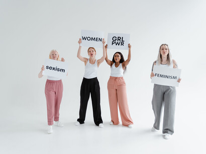 Quattro ragazze manifestano contro il sessismo e la violenza di genere
