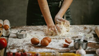 A comida, tal como a conhecemos, é formada por preparações culinárias feitas de maneira específica a cada cultura. Não se trata dos ingredientes crus em si, mas sim do que é feito, preparado, a partir deles. O ato de preparar é central. A comida, como a humanidade a conhece há milhares de anos, é definida pela preparação culinária. O pão, por exemplo, alimento consumido desde a formação das primeiras sociedades, é feito a partir de um processo de preparo