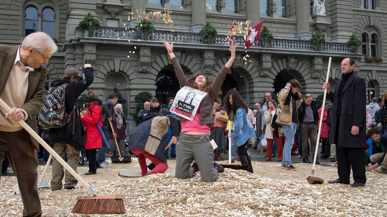 Monedas de 5 centavos esparcidas en la Plaza Federal (Berna, Suiza) por parte de los activistas a favor de una renta básica incondicional