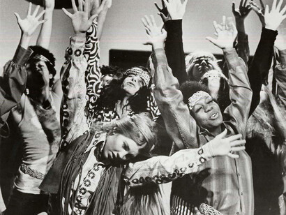 Tras los embates de la contrarrevolución neoliberal, el mensaje de paz y amor del movimiento hippie sufrió la estocada final de la Gran Recesión y su "sálvese quien pueda"