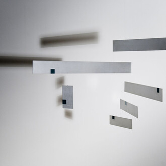 Bruno Munari, Macchina Inutile, 1956, sei lamine di alluminio, fili di nylon e nastro adesivo colorato, 80x45 cm (crediti fotografici Pierangelo Parimbelli)
