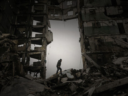 Un residente busca sus pertenencias en un edificio de apartamentos destruido durante los combates entre las fuerzas ucranianas y rusas en Borodyanka, Ucrania