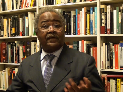 Ebénézer Njoh Mouelle, philosophe et homme politique camerounais. Il est l’un des premiers, sinon le premier penseur majeur africain, à avoir développé une analyse systématique du transhumanisme