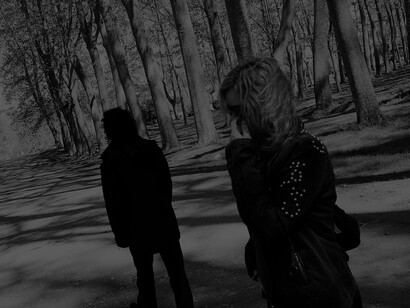 Uma jovem chora quando o seu amado a deixa, porque a quebra de relacionamentos pode levar à sensação de abandono