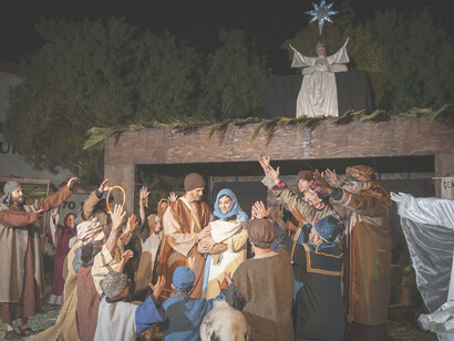 Mercatini di Natale, Italia. Questo periodo dell'anno è segnato da una profonda connessione tra il sacro e il profano, mentre le tradizioni religiose si fondono con le consuetudini familiari e le festività pubbliche, creando un'atmosfera di gioia contagiosa e calore