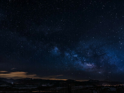 La notte dal cielo si riversa sui tetti
