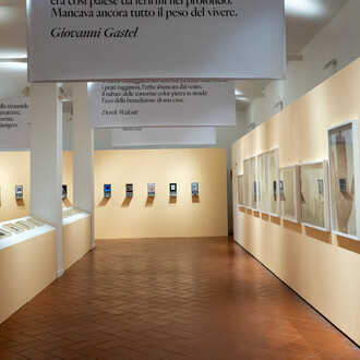 Artisti vari, Scrittura obliqua – Fotografia e poesia, vista dell’esposizione. Cortesia del Museo di Fotografia Contemporanea