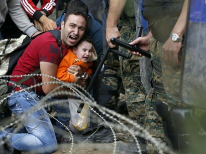 Inmigrantes tratan de atravesar las alambradas para alcanzar su sueño europeo