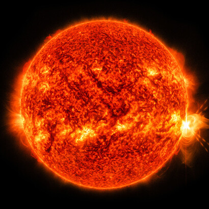Explosion de soleil. La terre tourne autour du soleil dans le cadre du référentiel constitué par le système solaire, dont le centre est le soleil