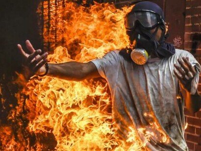 Un opositor se prende fuego accidentalmente: una de las imágenes más tremendas de los disturbios del año pasado