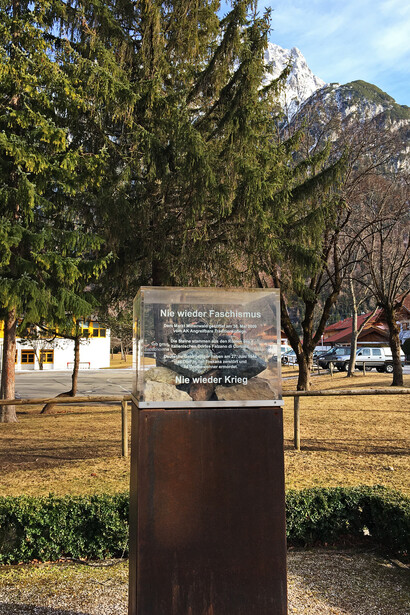 Theodora Dimitroulia. Memorial contra la guerra y el fascismo en Mittenwald. Estela de hormigón, acero y vidrio donada por el grupo 'AK Angreifbare Traditionspflege' el 30 de mayo de 2009. 
Bavaria, Alemania