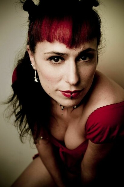Un intenso primo piano di Roberta Carrieri 