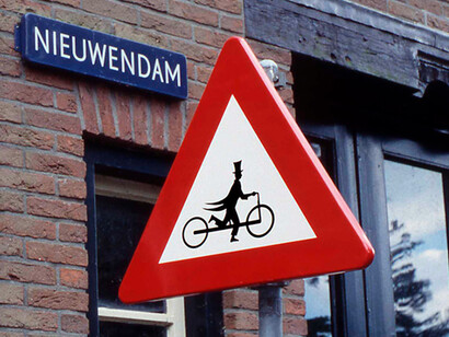 Francesco Garbelli, Transito velocipedi, 1990. Pellicola adesiva su cartello stradale, lato triangolo 70 cm