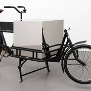 Jonathan Monk, A stationary metamorphosis within a geometric figure (Cube), 2008. Mit freundlicher genehmigung des Lower Belvedere