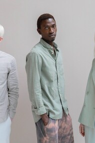 Jovens utilizam roupas sociais com cores em tons pastéis