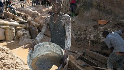 Trabajadores en una mina de coltán en el Congo