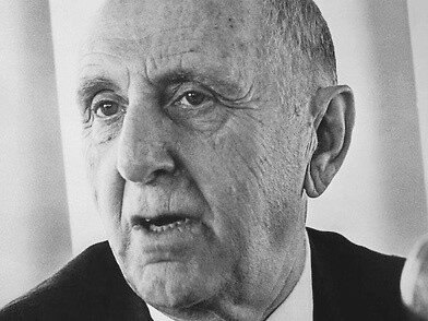 Simon Kuznets (1901-1985) fue un economista ruso-estadounidense. En su hipótesis relacionó el crecimiento económico y la distribución del ingreso