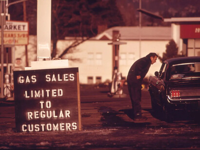 Un cartel indica la venta limitada de gasolina a clientes habituales en una estación de Tigard, Oregón, Estados Unidos, en enero de 1974