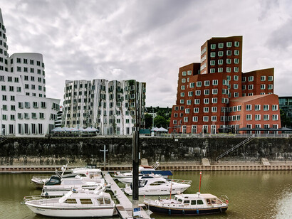 Tanto la arquitectura como la integridad del artista deben presentarse como expresiones del arte o de la tecnología que contribuyan a otorgar a la humanidad un sentido de realización e integridad. Nuevo Zollhof, Düsseldorf, Renania del Norte-Westfalia, Alemania