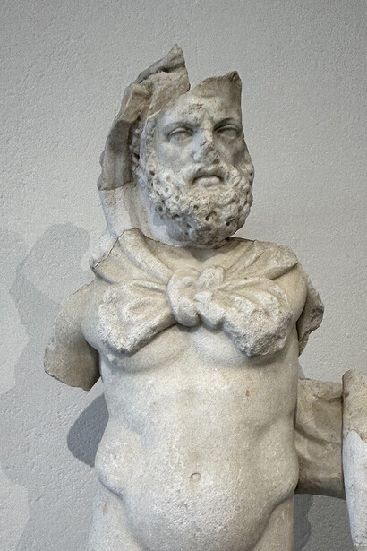 Während der Kult der Göttin Bona Dea Männer weitestgehend ausschloss, verbot der Kult des Hercules Invictus auf dem Ara Maxima die Anwesenheit aller Frauen. Bild: „Hercules Densenzano“ in der Römischen Villa von Desenzano del Garda, Am Gardasee, Italien