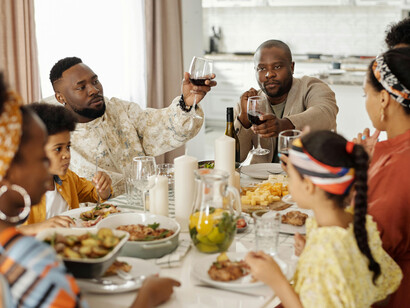 Refeição em família.  O aumento no reconhecimento cultural dessa culinária, elevou a disseminação da cultura angolana a nível internacional